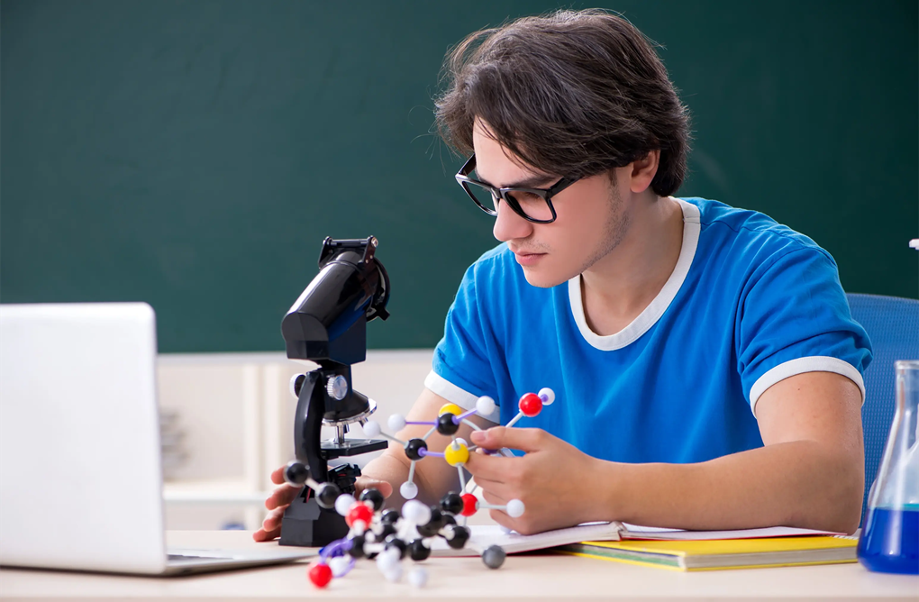 img-SHU_1438079597-ap-boy-science